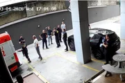Ambulância deixou o local com o corpo de Luiz Felipe Mourão e se encaminhou ao hospital