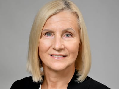 Escolas dos EAU apertam regras de vestimenta para restringir penteados e maquiagem