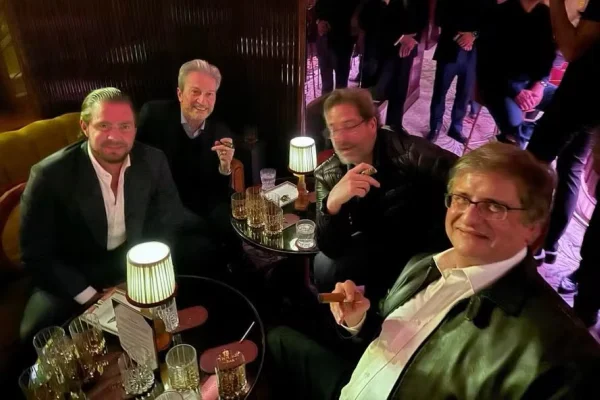 Gonet vira alvo de ataques da oposição após foto com Vorcaro em Londres