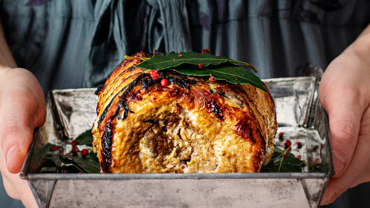 Porchetta na churrasqueira: do tempero com limão ao truque da pururuca