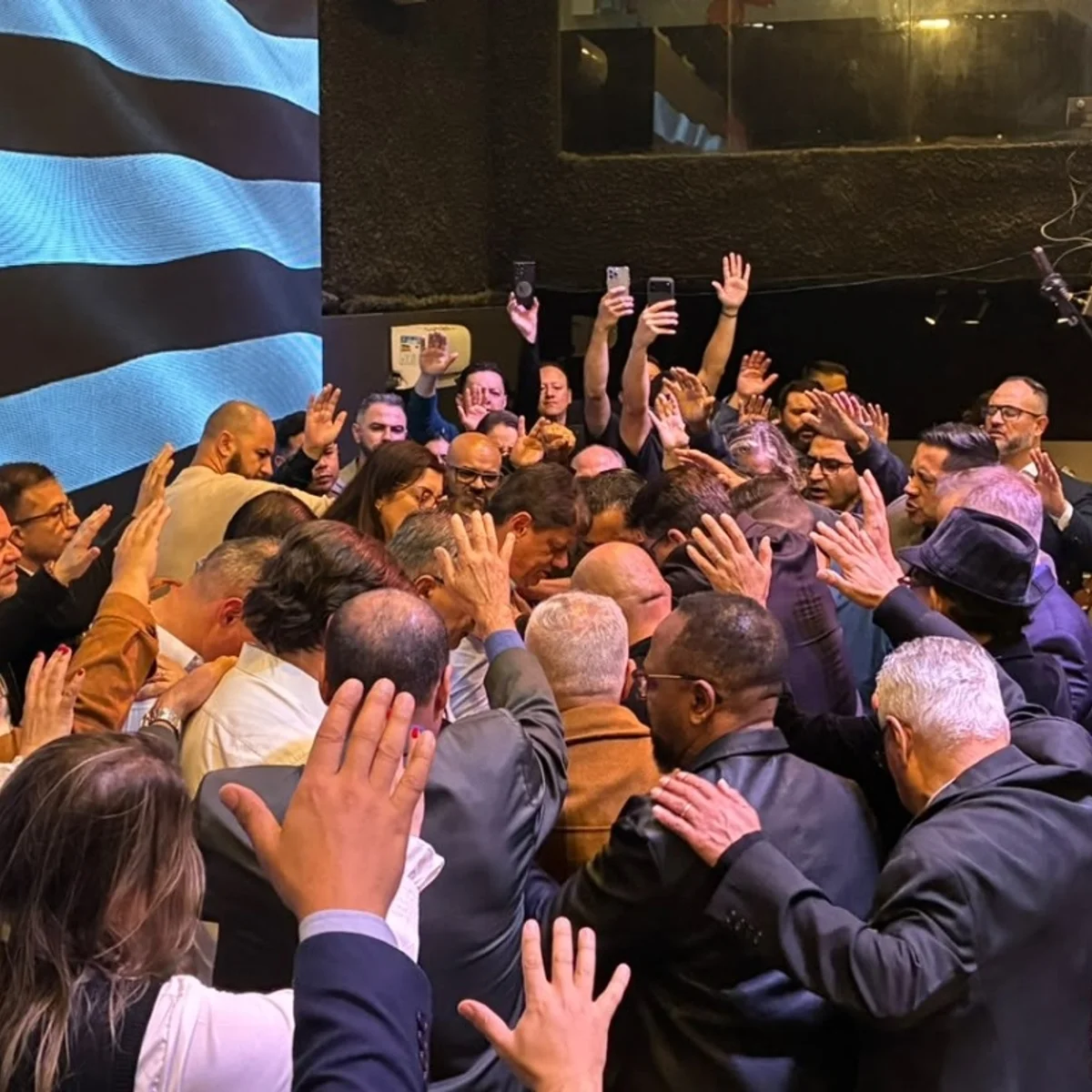 Tarcísio modula discursos e reforça aproximação com evangélicos