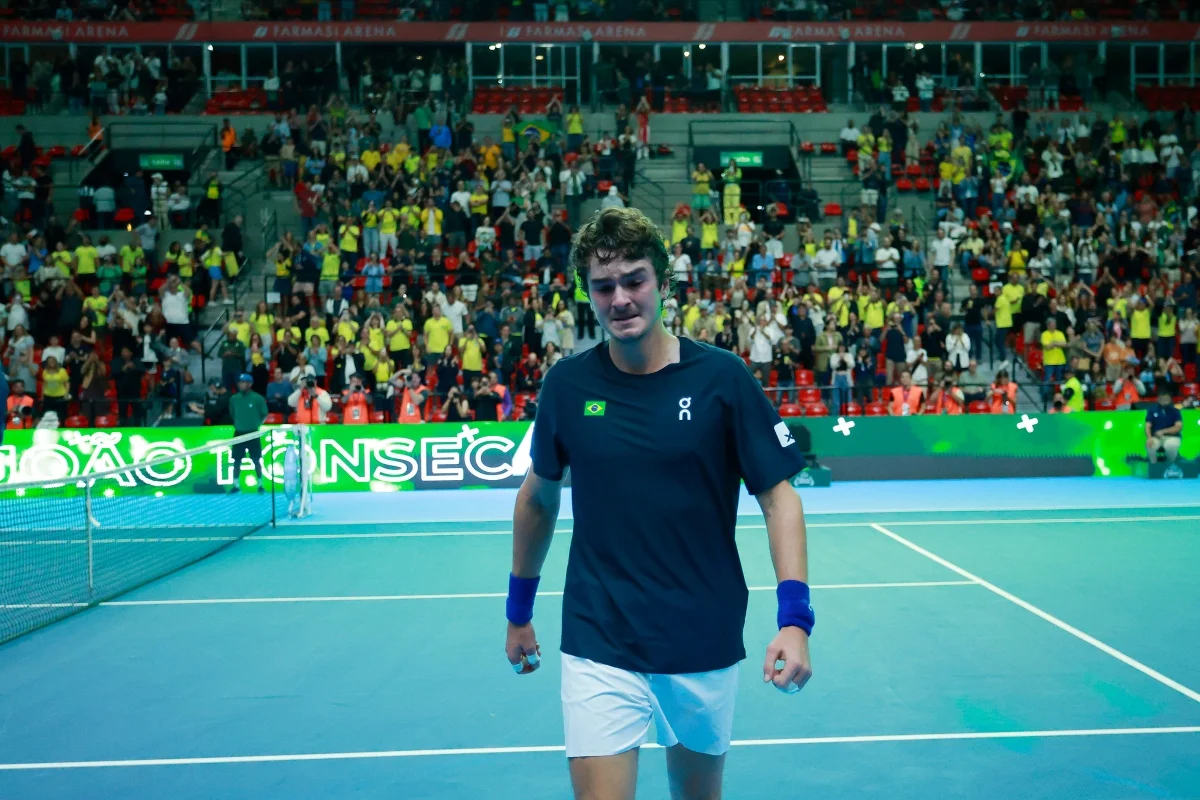 João Fonseca chora após vitória na Copa Davis