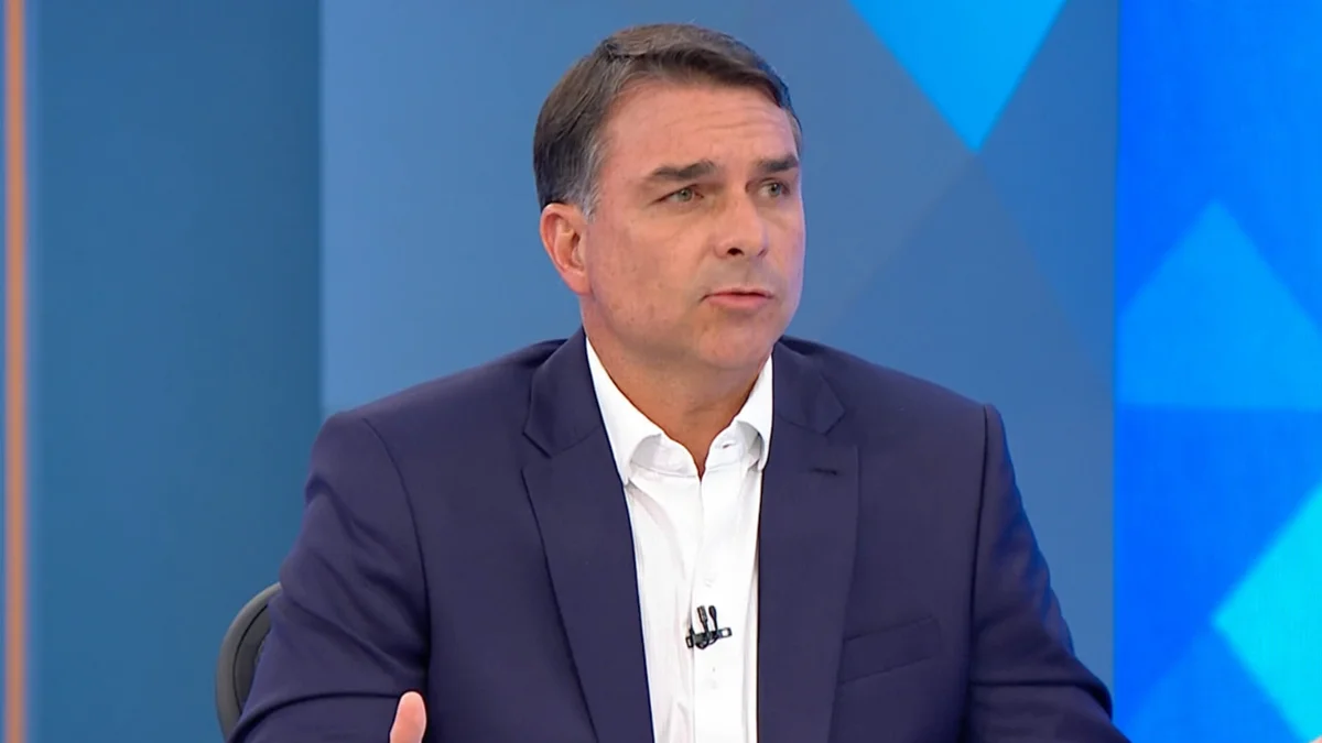 Flávio sobre foto de Gonet com Vorcaro: "Rindo da cara do povo sofrido"