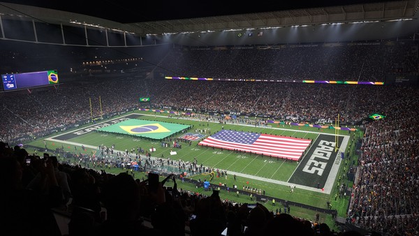 Gramado do Maracanã liga alerta na NFL antes de jogo entre Cowboys e Ravens, aponta jornal americano