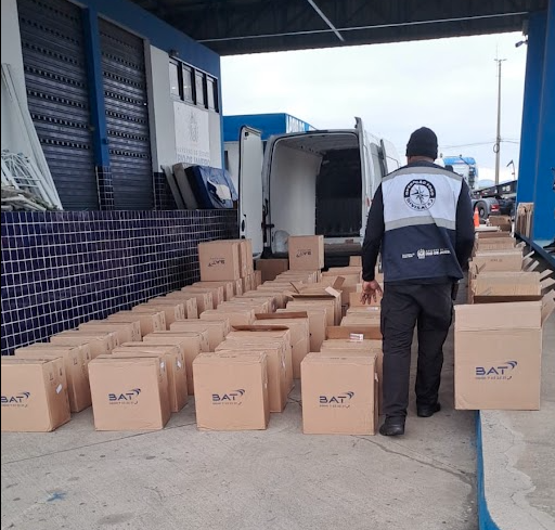 Operação apreende 5,7 mil maços de cigarros irregulares no RJ; carga iria para empresa de ex-marido de Sarah Poncio