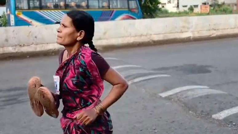 A mãe que viralizou ao correr descalça (e vencer) uma corrida para poder comprar o material escolar da filha