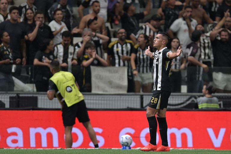 Santos esbarra no goleiro do Atlético-MG na disputa por pênaltis e é eliminado na Sul-Americana