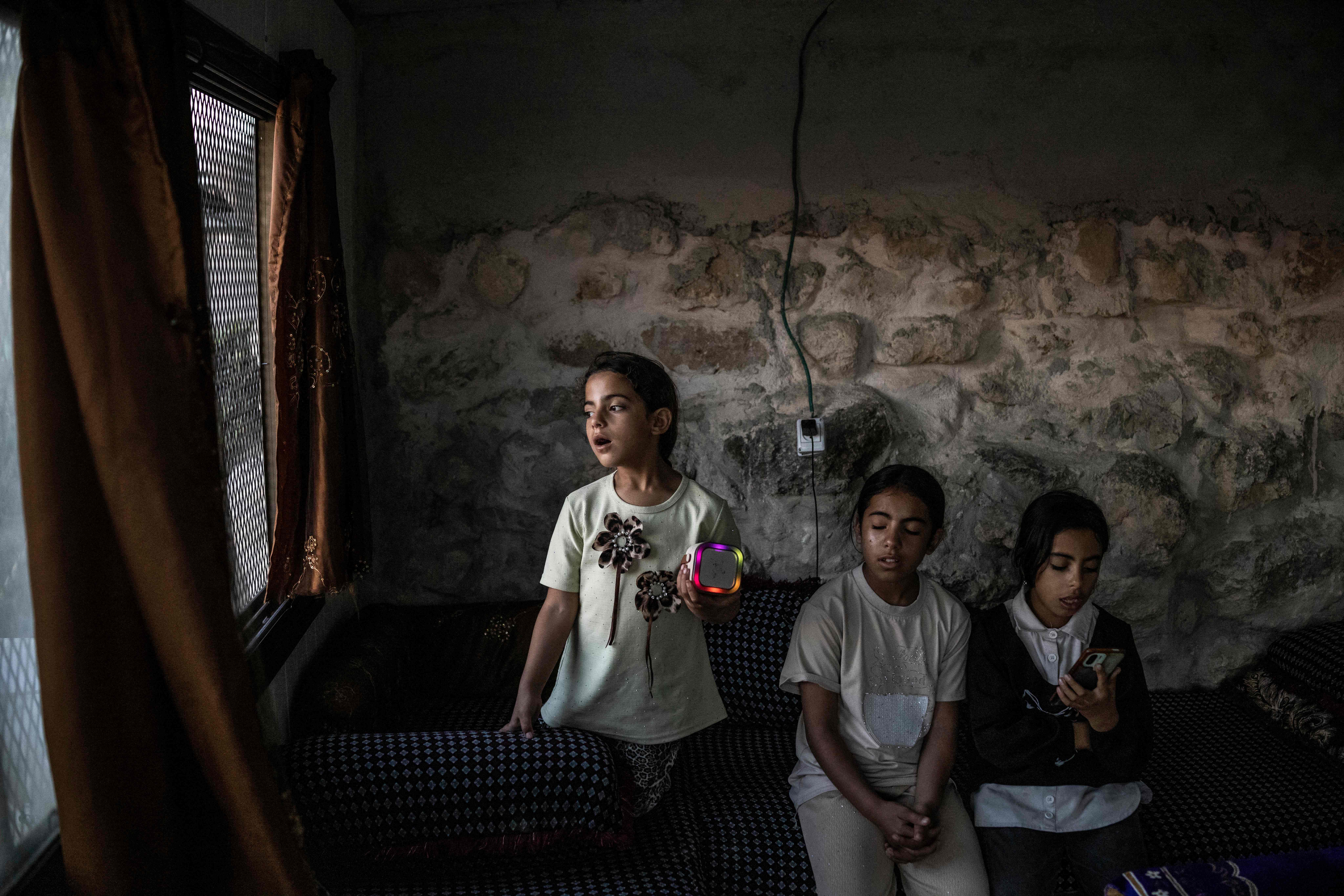 Palestinos transform cavernas ásperas em casas após demolições israelenses