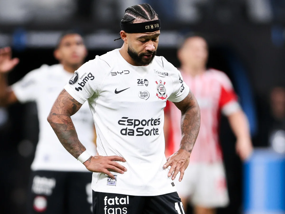 Memphis Depay pode gerar multa ao Corinthians após queda na Libertadores