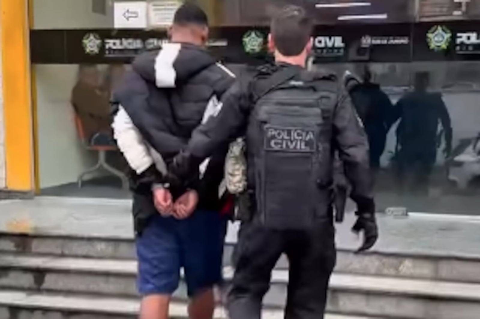 Agentes da 59ª DP e do 15º BPM capturaram dois traficantes na comunidade Reprodução/Polícia Civil