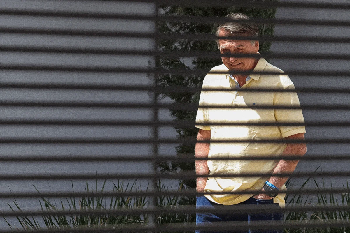 Moraes dá 48h para Bolsonaro informar data para coletar sangue em casa