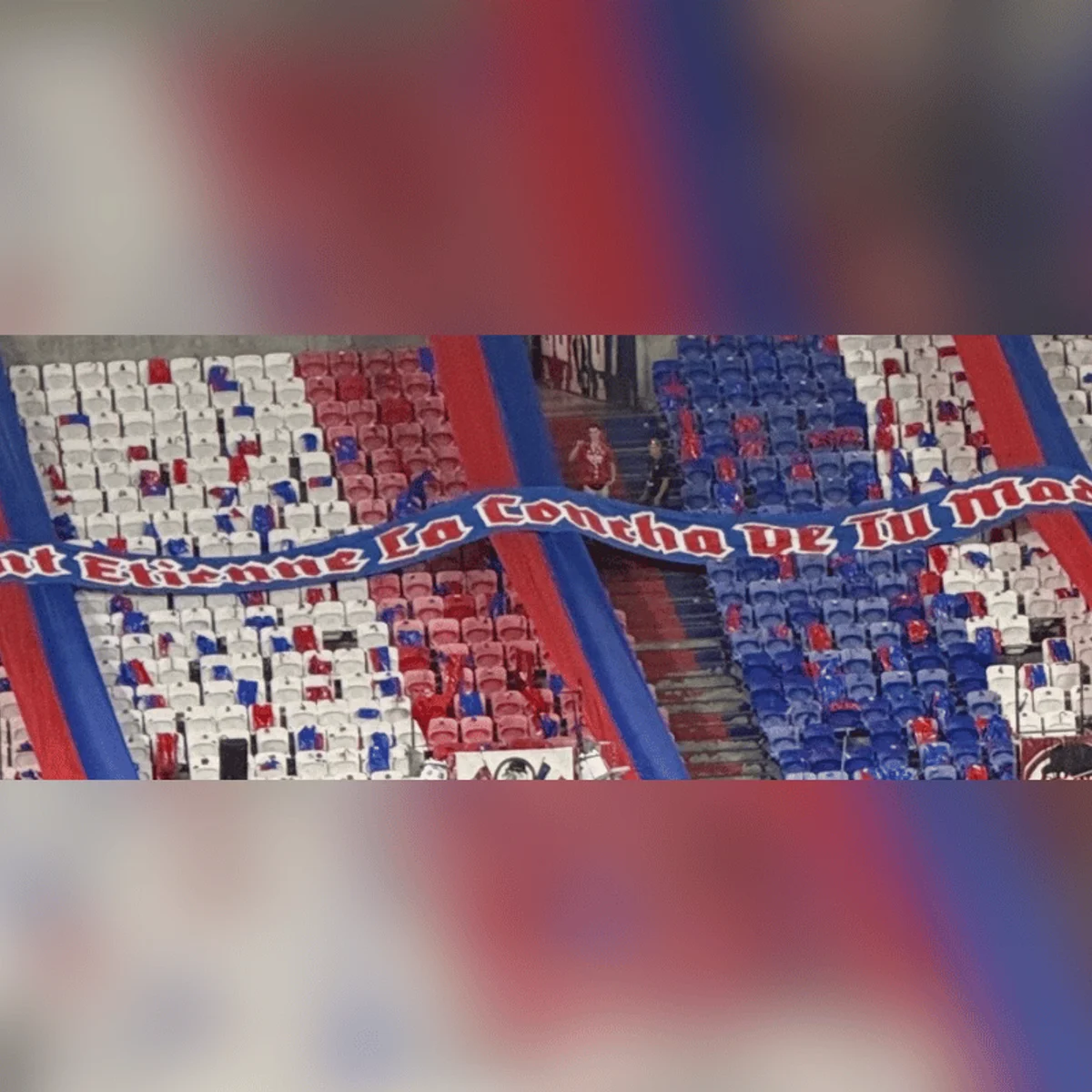 Lyon x Rennes é interrompido por faixa ofensiva e cantos homofóbicos