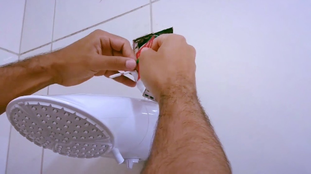 Durante a limpeza do chuveiro, a segurança deve ser prioridade absoluta — Foto: Reprodução/Redes Sociais