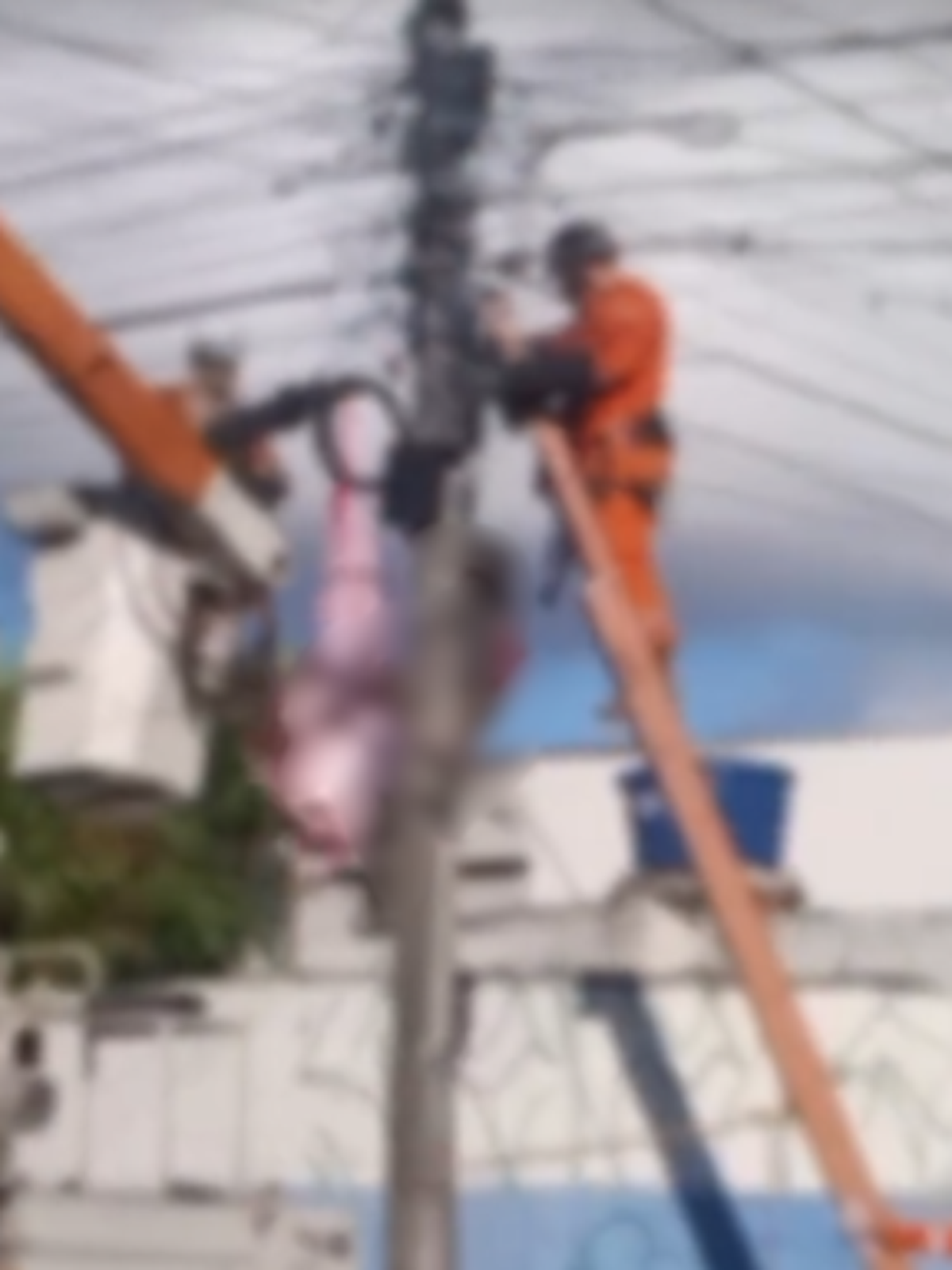 Homem morre em cima de poste e corpo fica preso à fiação em Olinda