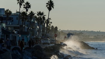 California declaró estado de emergencia por El Niño: estas zonas costeras enfrentan inundaciones, oleaje extremo y erosión
