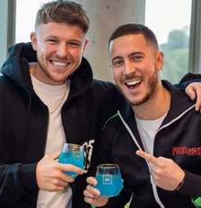 Charlie Morgan, então com 17 anos, foi chutado por Eden Hazard em um jogo do Chelsea, em 2013 - Foto: Reprodução / Jogada10