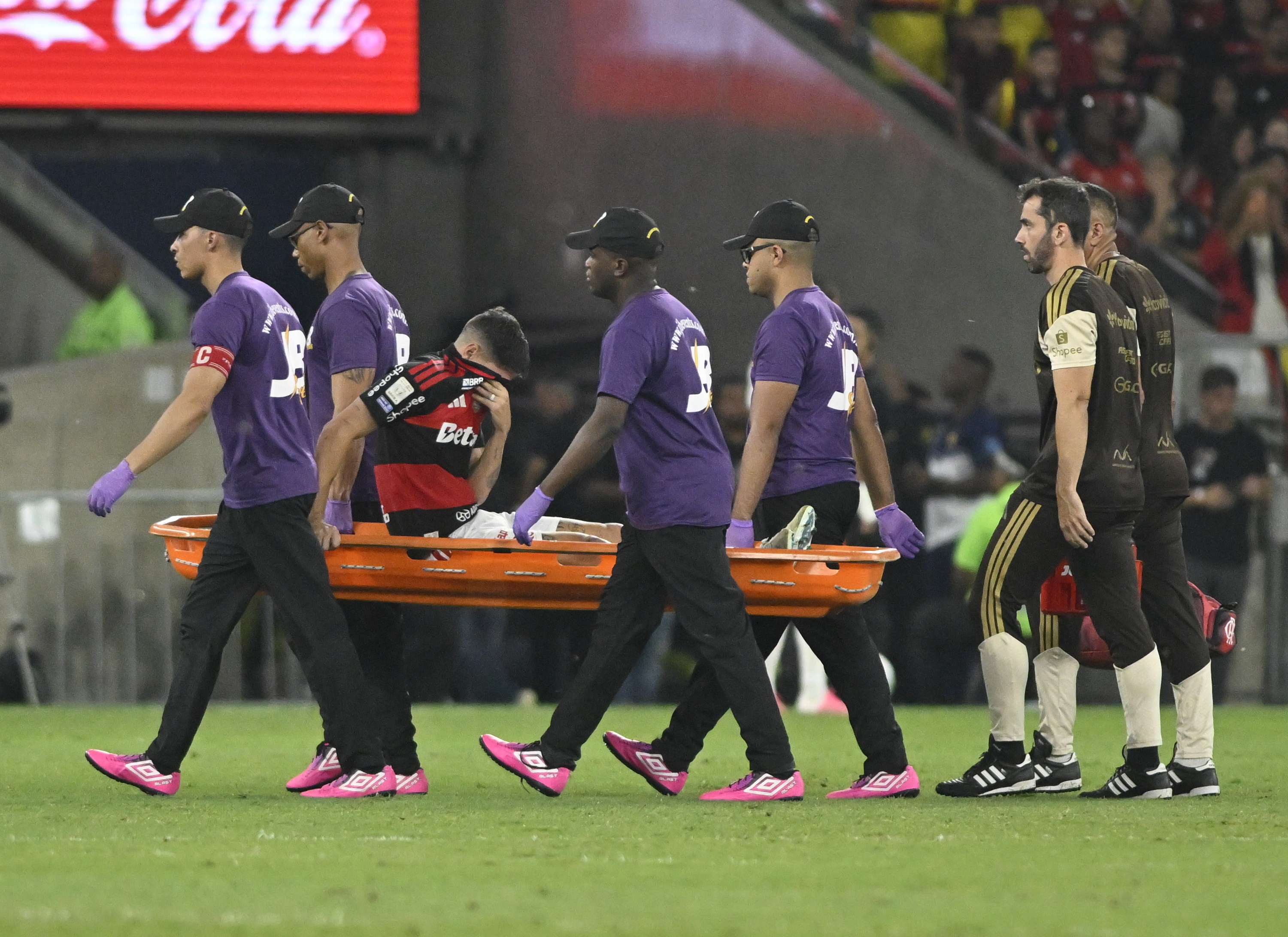 Exames detectam lesão, e Ayrton Lucas vai desfalcar o Flamengo; Plata será reavaliado