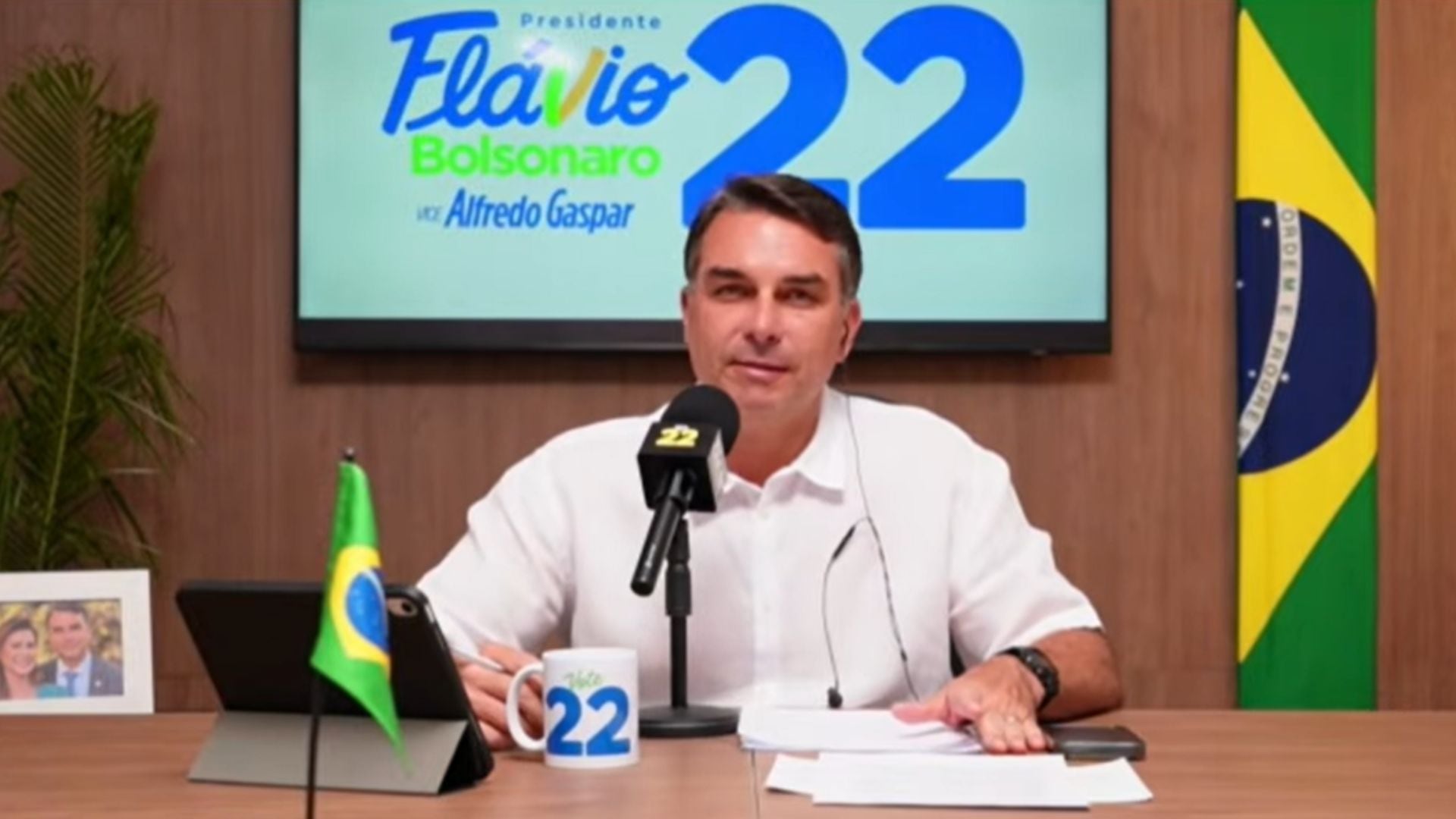 Em live, Flávio pede voto dos eleitores dos outros candidatos para vencer no primeiro turno