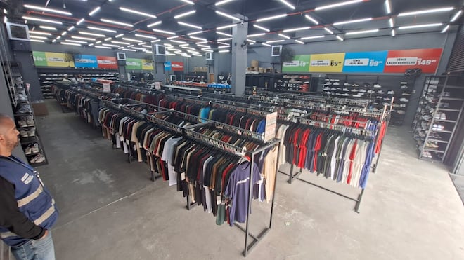 Força-tarefa apreende 3,5 toneladas de produtos falsificados em outlet de Campo Grande, no Rio