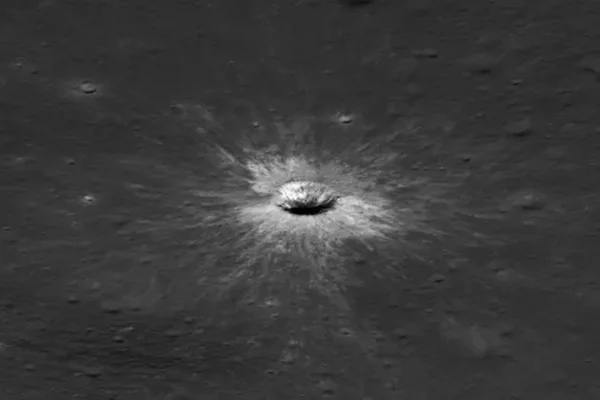 Sonda lunar da Nasa acha nova cratera do tamanho de dois campos de futebol