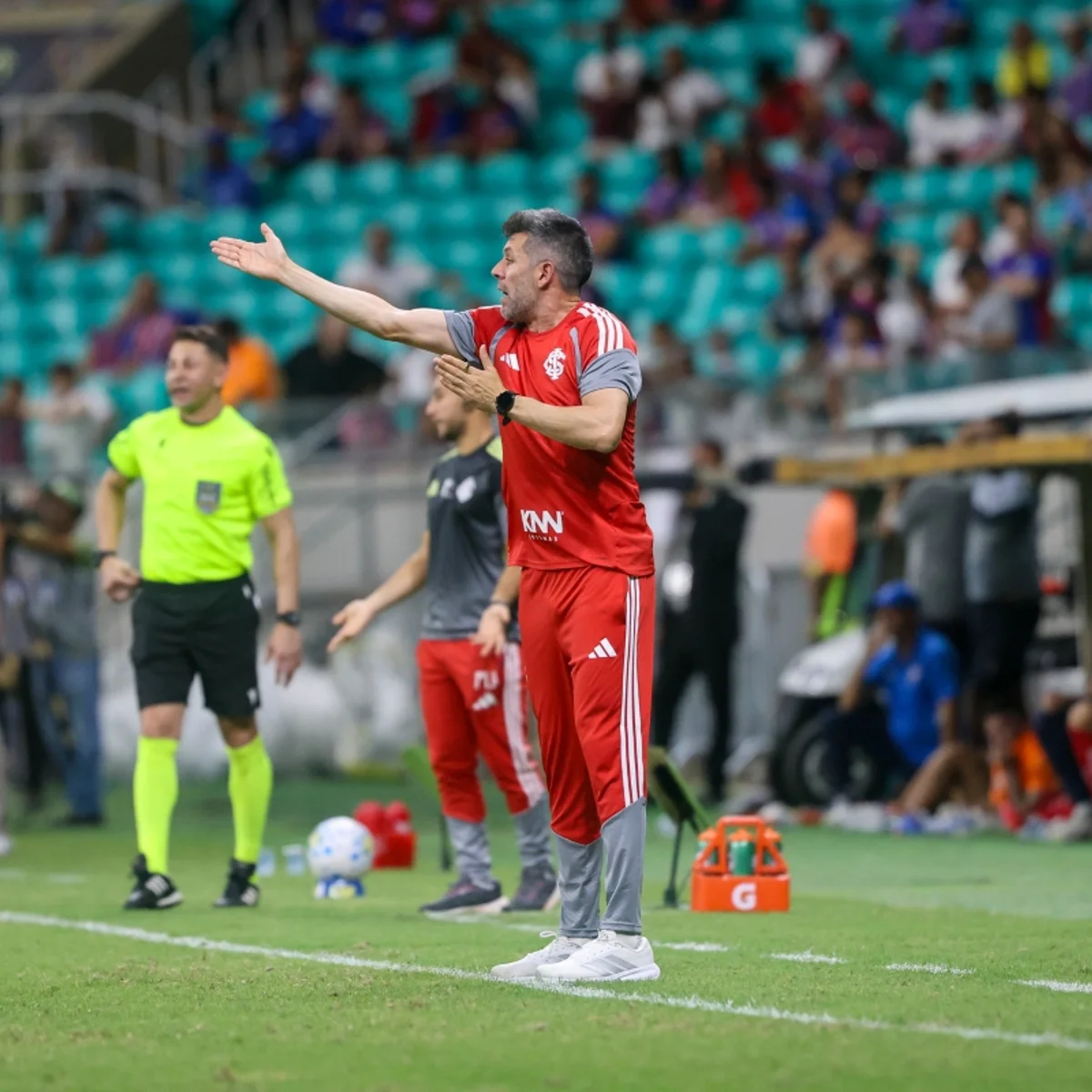 Na zona de rebaixamento do Brasileirão, Internacional demite Pezzolano