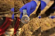 Um relógio de luxo também estava ao lado do cadáver
