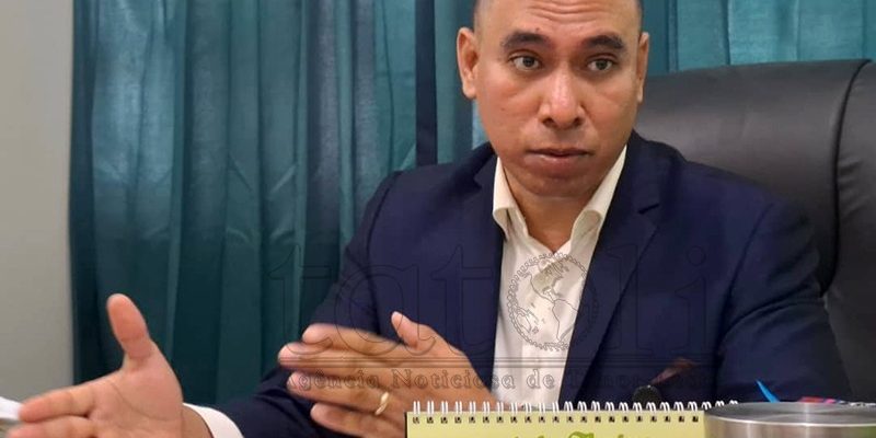 O chefe do Aldeia de Bibileo conclui a construção da estrada de terra.