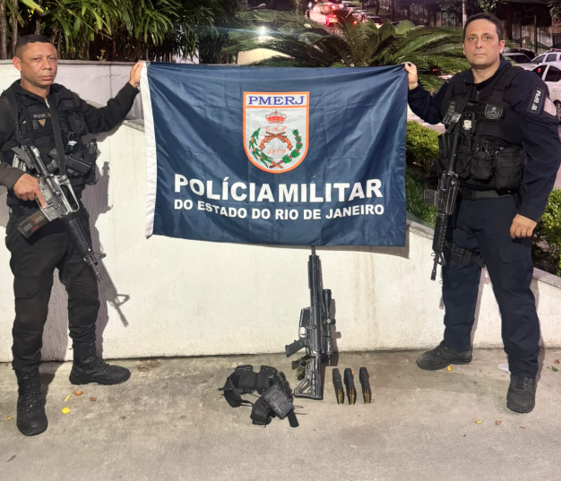 PM apreende fuzil após perseguição contra milicianos envolvidos em confronto com traficantes no Rio