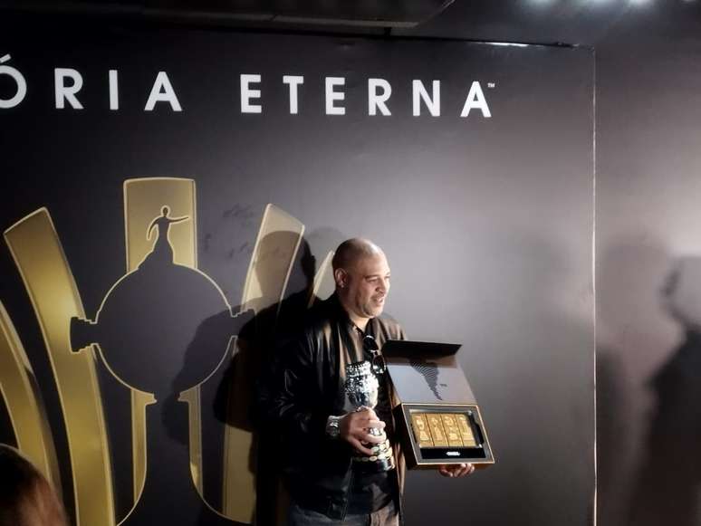 Adriano Imperador recebe homenagem e é tietado na Libertadores Experience