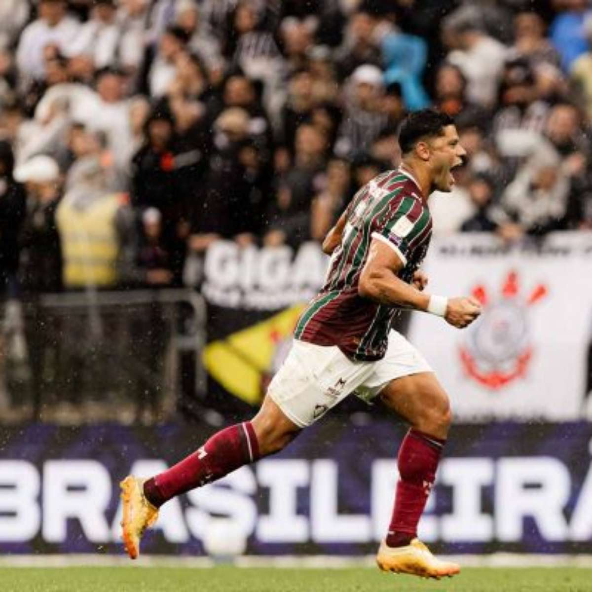 Hulk faz dois, Fluminense bate o Corinthians e afunda rival em crise