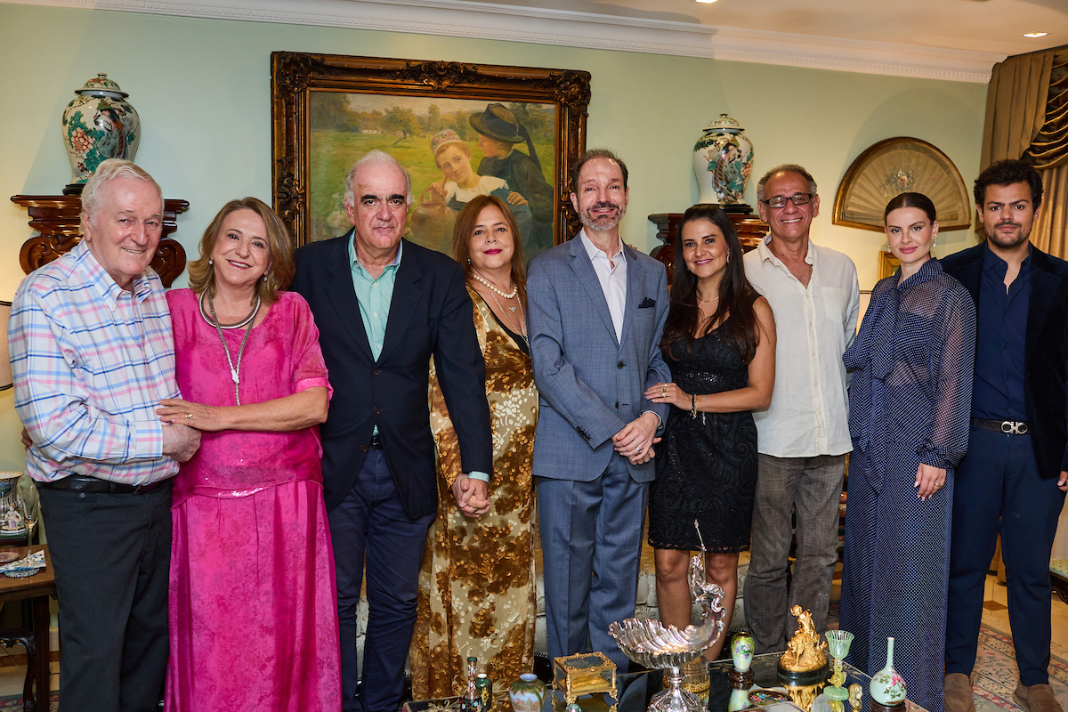 Amador Outerelo com seus convidados antes do jantar placé: John Penney, Miriam Franchini, Elcio e Ana Claudia Miziara, Juliana Couto, Ricardo Medina e Nathália e Pedro Pimenta da Veiga