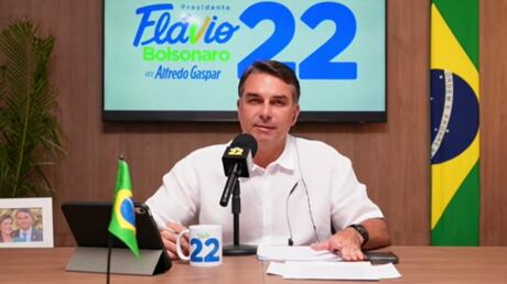 Em live, Flávio pede voto dos eleitores dos outros candidatos para vencer no primeiro turno