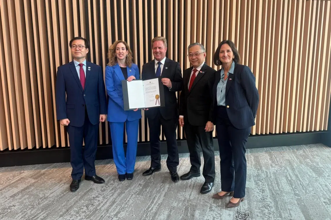 (From left) Then South Korea Trade Minister Yeo Han-koo, Costa Rica Foreign Trade Minister Indiana Trejos, New Zealand Minister for Trade and Investment Todd McClay, Singapore’s Deputy Prime Minister and Minister for Trade and Industry Gan Kim Yong and Chile’s Undersecretary for International Economic Relations Paula Estevez during the presentation of Costa Rica’s Instrument of Accession in Auckland.