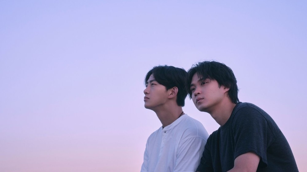 Alma Gêmea (2026) reúne os astros Hayato Isomura (Alice in Borderland) e Taecyeon (Vincenzo) como protagonistas do melodrama Boys Love — Foto: Divulgação/IMDb