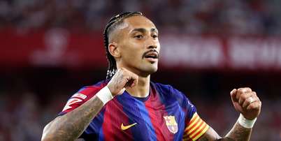 Raphinha comemora segundo dos tr&ecirc;s gols feitos contra o Sevilla, pela s&eacute;tima rodada de La Liga 2026/27 - Foto: Fran Santiago/Getty Images / Esporte News Mundo