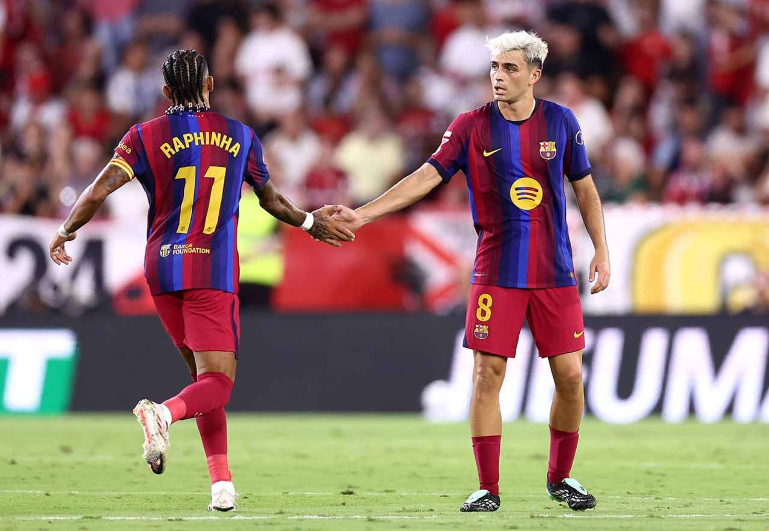 Raphinha comemora um dos tr&ecirc;s gols marcados diante do Sevilla &ndash;