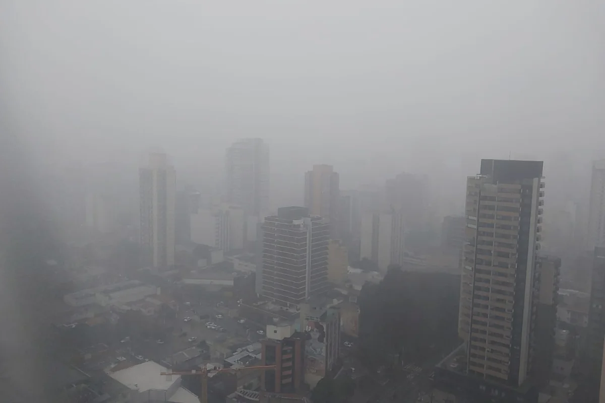 Imagem colorida de chuva na cidade de São Paulo; CGE decretou estado de atenção para alagamentos - Metrópoles