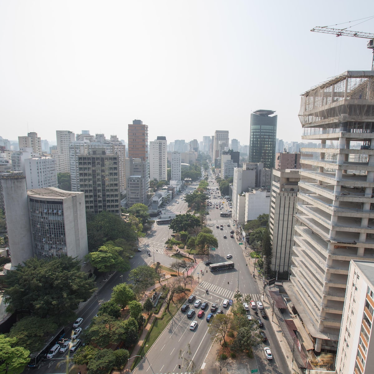 Marquise cai sobre duas pessoas na Avenida Faria Lima, em São Paulo
