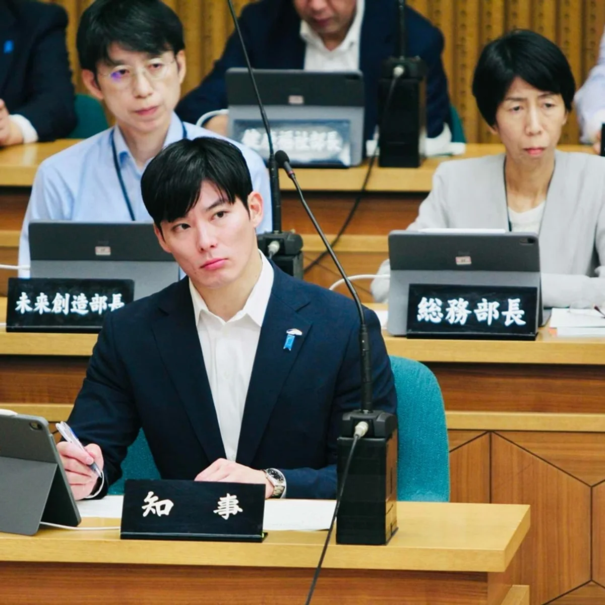 Governador mais jovem do Japão encanta web pela beleza: "Parece um boneco"