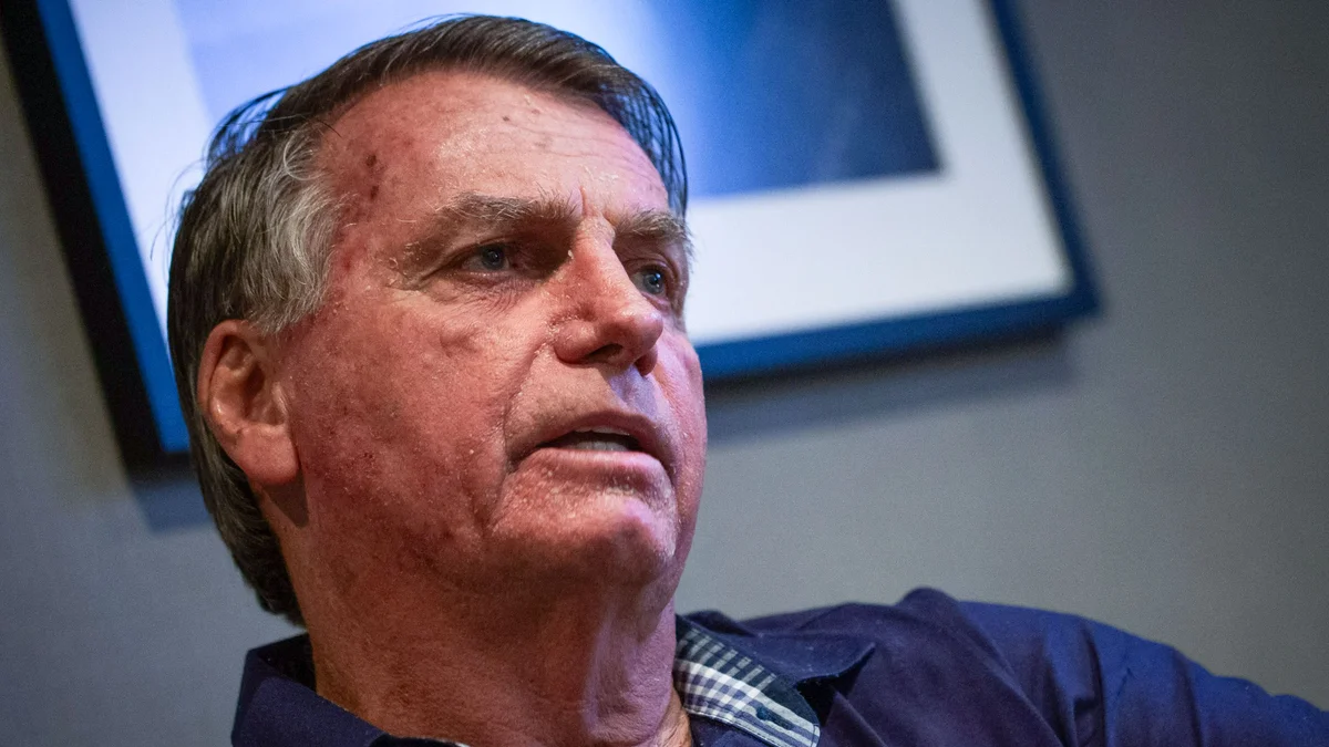 TSE proíbe uso da imagem de Bolsonaro em santinhos de candidatos