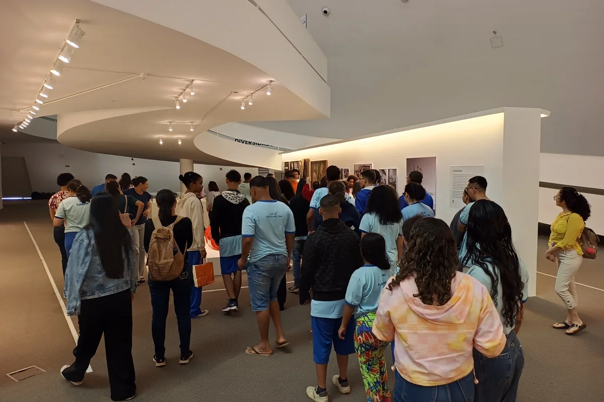 Alunos do EJA de Planaltina visitam a exposição Utopias em Construção