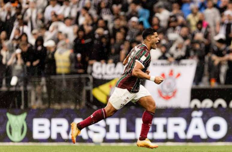 Hulk faz dois, Fluminense bate o Corinthians e afunda rival em crise