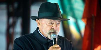 O candidato à reeleição à Presidência da República, Luiz Inácio Lula da Silva (PT), durante comício no Largo Glênio Peres, tradicional palco de manifestações políticas no Centro Histórico de Porto Alegre, na noite da sexta-feira, 11 de setembro de 2026. Foto: DONALDO HADLICH/CÓDIGO19/ESTADÃO CONTEÚDO