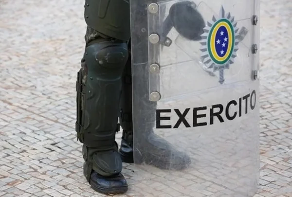 Na Colômbia, coronel descobre que móveis de casa foram furtados no Brasil