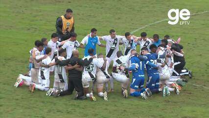 Jogadores da Ponte se ajoelham no gramado para agradecer o fim do jejum na Série B