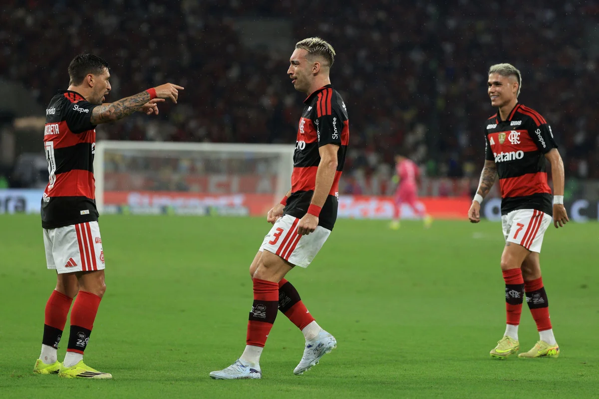 Jogadores do Flamengo detonam gramado do Maracanã: "Motiva a ter sintético"