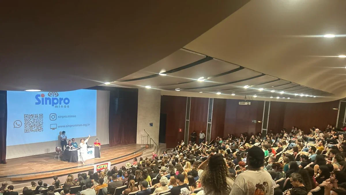 Professores da rede particular encerram greve e voltam às aulas em BH