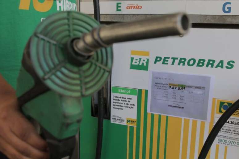 Petrobras aumenta diesel em R$ 1, mas subsídio do governo neutraliza alta