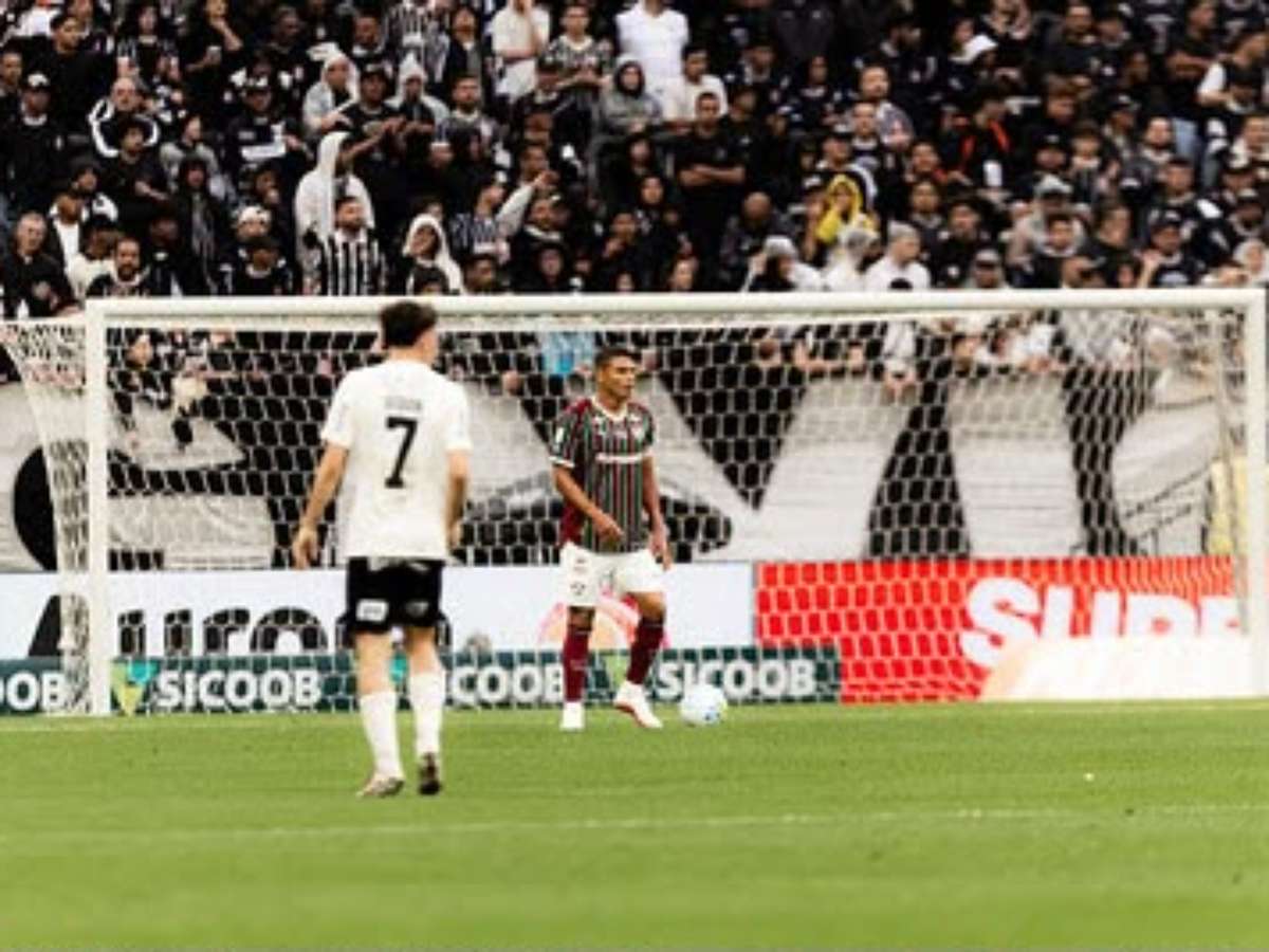 Torcida do Corinthians faz novo protesto após mais uma derrota no Brasileirão
