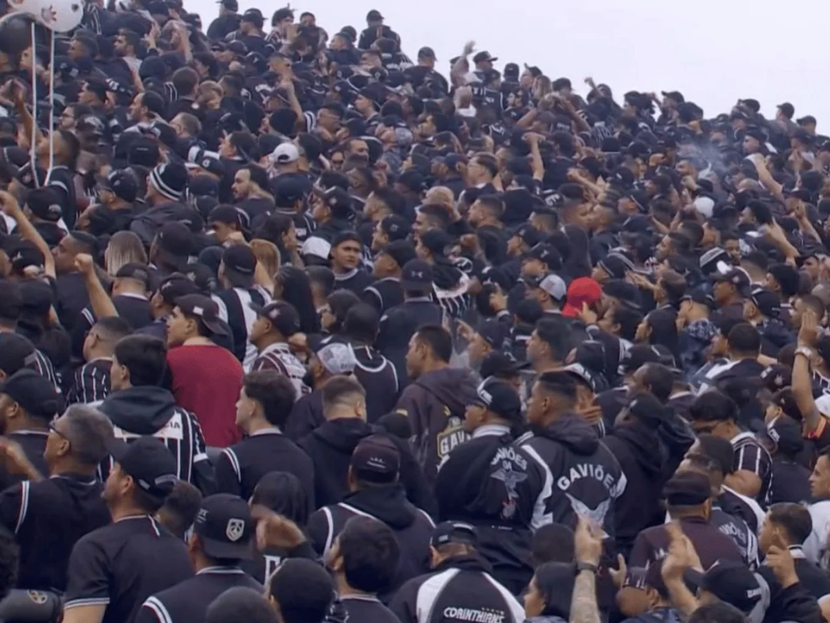 Corinthians: torcida protesta e fica de costas na entrada do time em campo